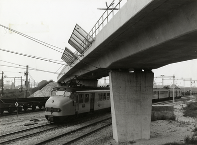 168634 Gezicht op het viaduct (fly-over) van de spoorlijn richting Rotterdam over de spoorlijn richting Amsterdam aan ...